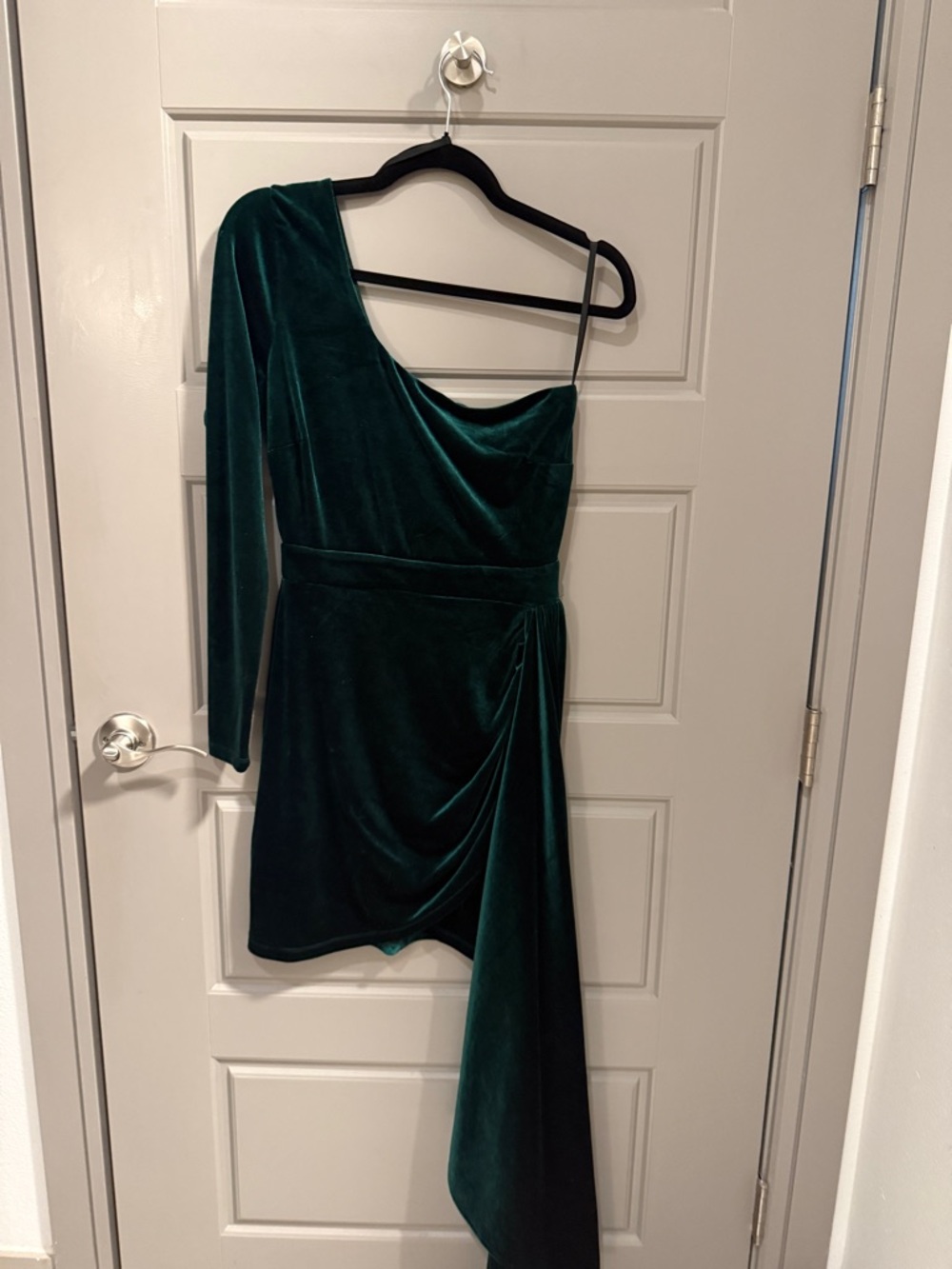One-Shoulder Emerald Velvet Mini Dress with Draped Sash